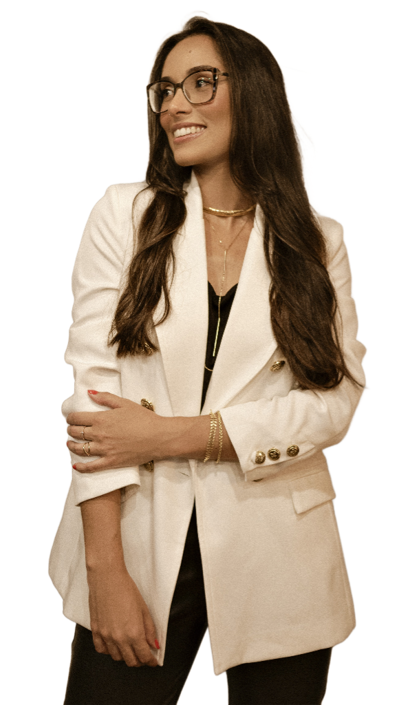 Advogada Amanda Nunes sorrindo de blazer branco